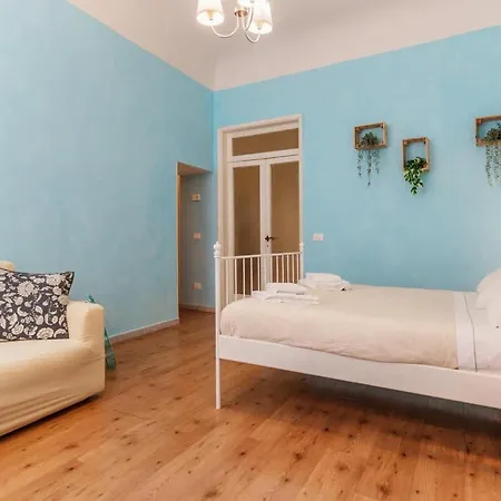 Sunny San Lorenzo Flat Spacious Warm Sleeps 4 דירה